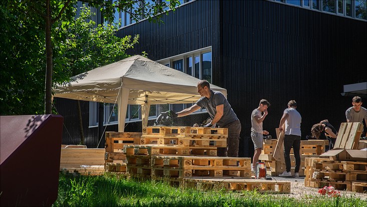 240516-palettenworkshop-schb-4227-733x414 Bild vom Palettenmöbelbauworkshop für die Science City Bahrenfeld