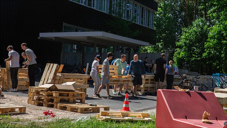 240516-palettenworkshop-schb-4229-733x414 Bild vom Palettenmöbelbauworkshop für die Science City Bahrenfeld