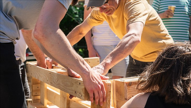 240516-palettenworkshop-schb-4174-733x414 Bild vom Palettenmöbelbauworkshop für die Science City Bahrenfeld