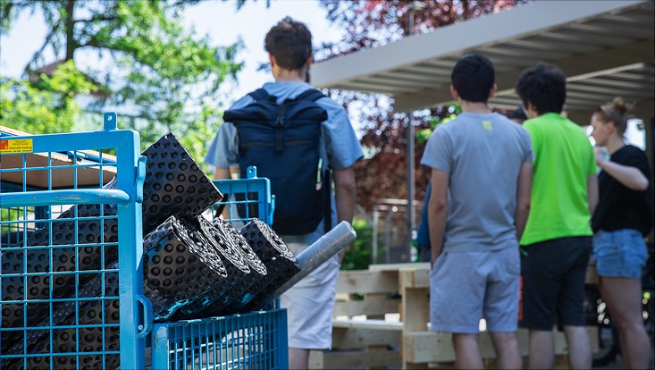 240516-palettenworkshop-schb-4201-733x414 Bild vom Palettenmöbelbauworkshop für die Science City Bahrenfeld