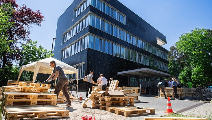 240516-palettenworkshop-schb-4240-733x414 Bild vom Palettenmöbelbauworkshop für die Science City Bahrenfeld