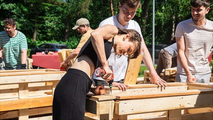 240516-palettenworkshop-schb-4254-733x414 Bild vom Palettenmöbelbauworkshop für die Science City Bahrenfeld