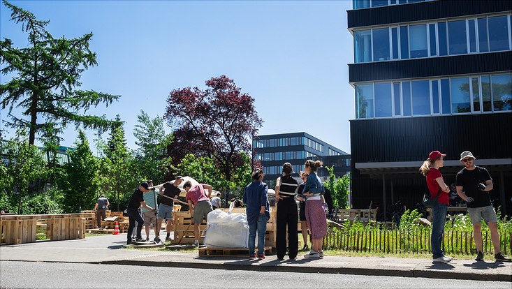 240516-palettenworkshop-schb-4221-733x414 Bild vom Palettenmöbelbauworkshop für die Science City Bahrenfeld