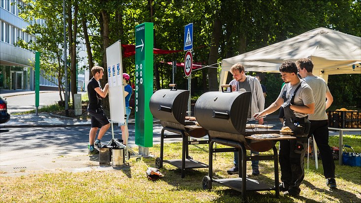 240516-palettenworkshop-schb-4316-733x414 Bild vom Palettenmöbelbauworkshop für die Science City Bahrenfeld