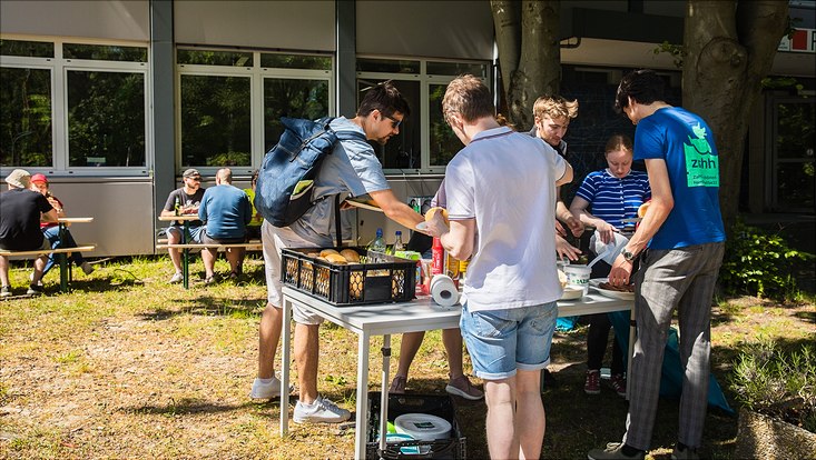 240516-palettenworkshop-schb-4349-733x414 Bild vom Palettenmöbelbauworkshop für die Science City Bahrenfeld