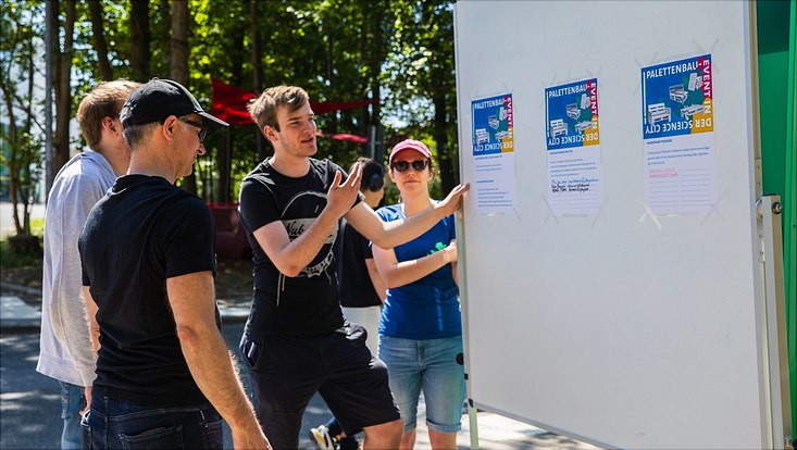 240516-palettenworkshop-schb-4326-733x414 Bild vom Palettenmöbelbauworkshop für die Science City Bahrenfeld