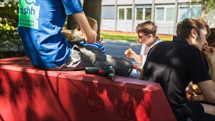 240516-palettenworkshop-schb-4373-733x414 Bild vom Palettenmöbelbauworkshop für die Science City Bahrenfeld