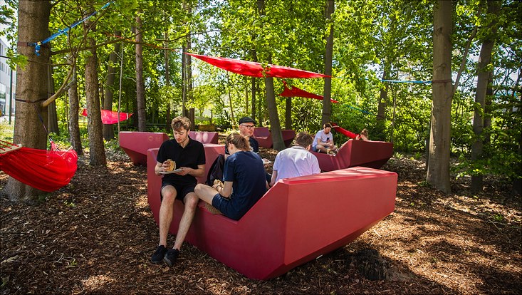 240516-palettenworkshop-schb-4360-733x414 Bild vom Palettenmöbelbauworkshop für die Science City Bahrenfeld