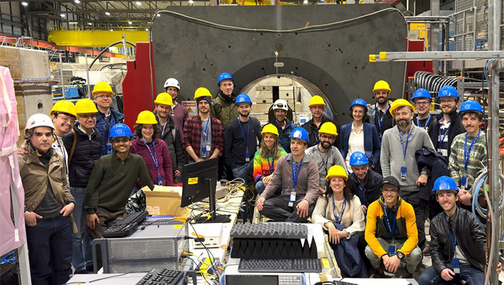 Das MADMAX-Team während einer Testreihe am CERN.