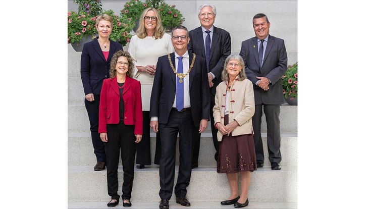Doktor:innen h.c. der Universität Zürich: Beate Heinemann, Michal Gal, Iris Bohnet, Douglas Bernheim, Polly Taylor und Oded Lipschits mit UZH-Rektor Michael Schaepman in der Mitte.