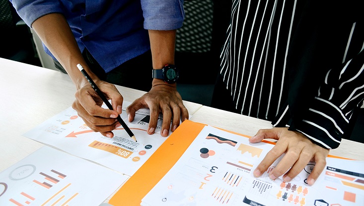 Symbol picture, two persons drawing diagrams