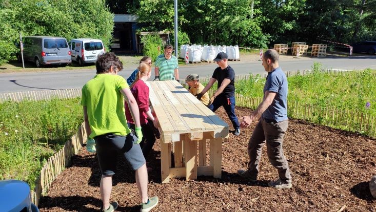 img-20240516-095958-uhh-min-flick-733x414 Bild vom Palettenmöbelbauworkshop für die Science City Bahrenfeld