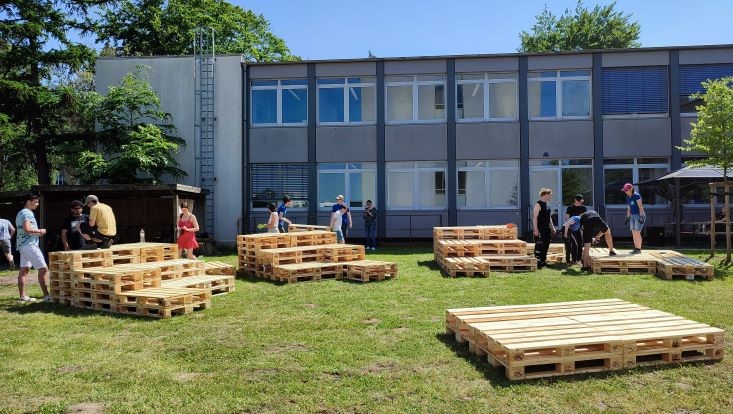 img-20240516-143905-uhh-min-flick-733x414 Bild vom Palettenmöbelbauworkshop für die Science City Bahrenfeld