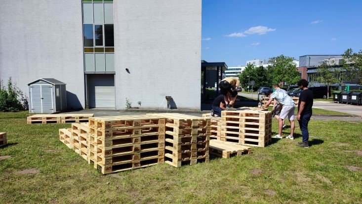 img-20240516-143642-uhh-min-flick-733x414 Bild vom Palettenmöbelbauworkshop für die Science City Bahrenfeld