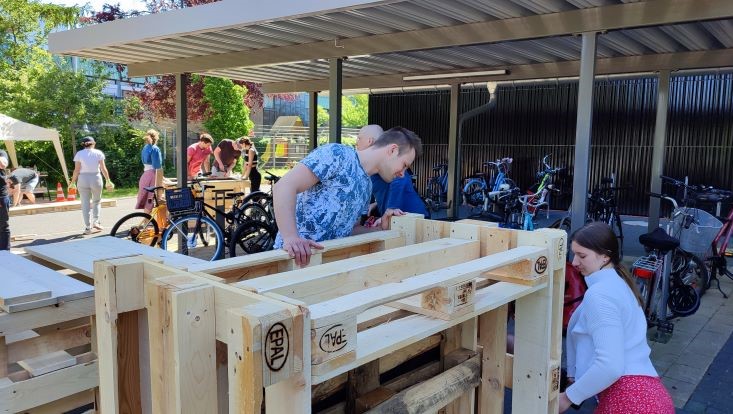 img-20240516-113610-uhh-min-flick-733x414 Bild vom Palettenmöbelbauworkshop für die Science City Bahrenfeld