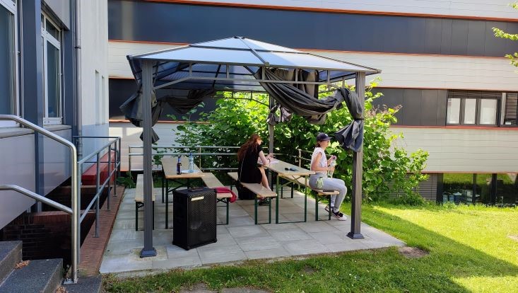 img-20240516-143725-uhh-min-flick-733x414 Bild vom Palettenmöbelbauworkshop für die Science City Bahrenfeld