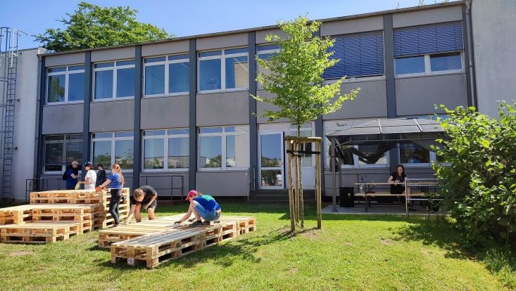 img-20240516-143824-uhh-min-flick-733x414 Bild vom Palettenmöbelbauworkshop für die Science City Bahrenfeld
