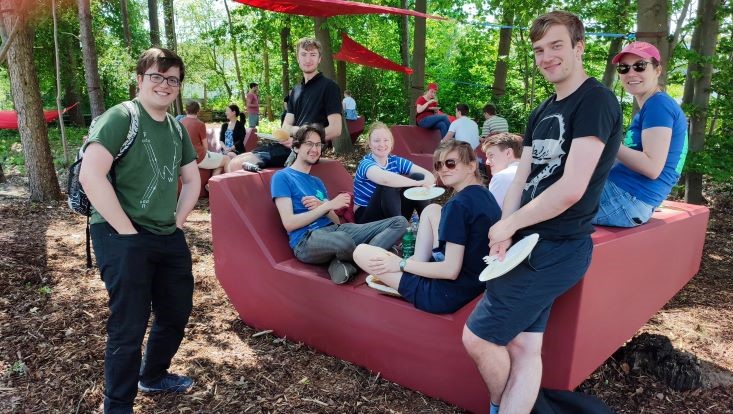 img-20240516-131121-uhh-min-flick-733x414 Bild vom Palettenmöbelbauworkshop für die Science City Bahrenfeld