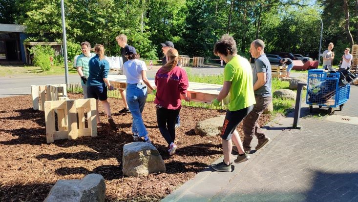 img-20240516-095940-uhh-min-flick-733x414 Bild vom Palettenmöbelbauworkshop für die Science City Bahrenfeld