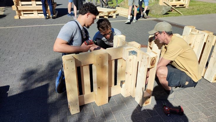 img-20240516-094444-uhh-min-flick-733x414 Bild vom Palettenmöbelbauworkshop für die Science City Bahrenfeld