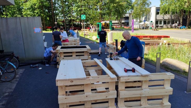 img-20240516-115527-uhh-min-flick-733x414 Bild vom Palettenmöbelbauworkshop für die Science City Bahrenfeld