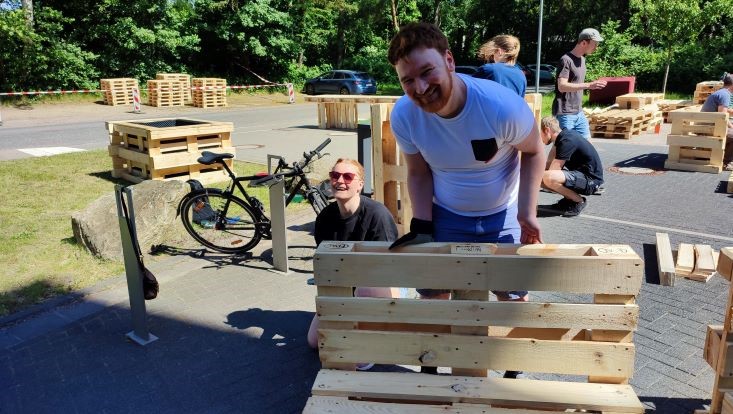 img-20240516-115543-uhh-min-flick-733x414 Bild vom Palettenmöbelbauworkshop für die Science City Bahrenfeld