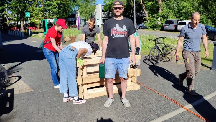 img-20240516-091059-uhh-min-flick-733x414 Bild vom Palettenmöbelbauworkshop für die Science City Bahrenfeld