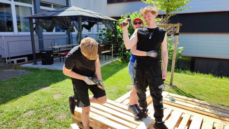 img-20240516-143744-uhh-min-flick-733x414 Bild vom Palettenmöbelbauworkshop für die Science City Bahrenfeld