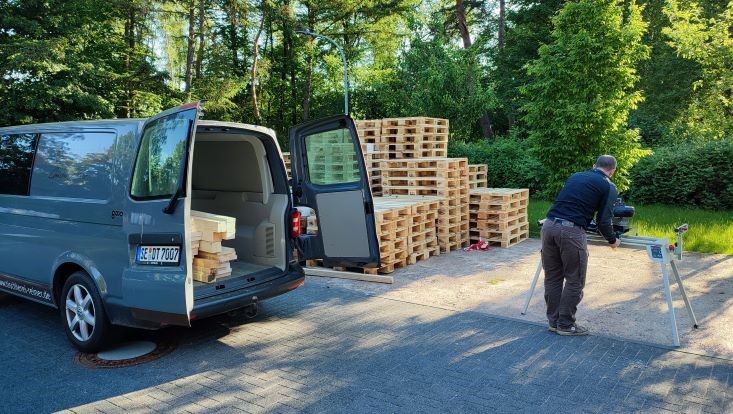 img-20240516-075750-uhh-min-flick-733x414 Bild vom Palettenmöbelbauworkshop für die Science City Bahrenfeld