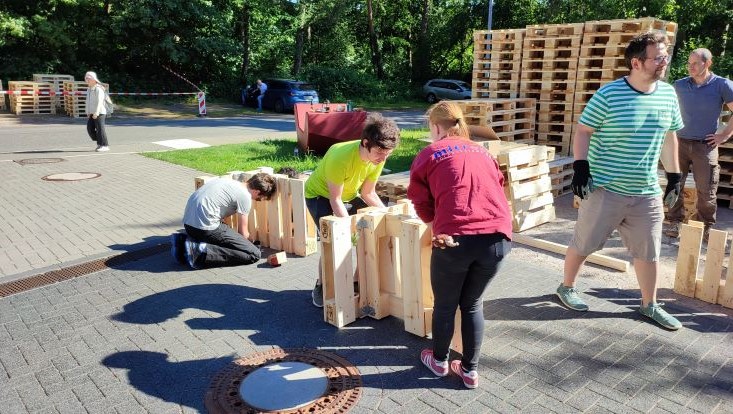 img-20240516-095656-uhh-min-flick-733x414 Bild vom Palettenmöbelbauworkshop für die Science City Bahrenfeld