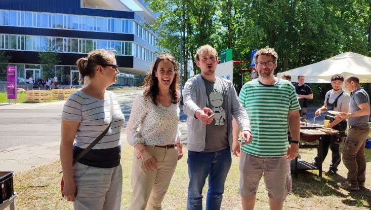 img-20240516-130711-uhh-min-flick-733x414 Bild vom Palettenmöbelbauworkshop für die Science City Bahrenfeld