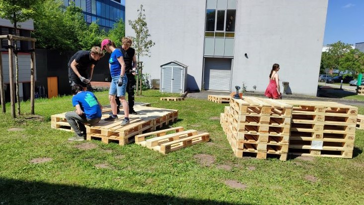 img-20240516-143705-uhh-min-flick-733x414 Bild vom Palettenmöbelbauworkshop für die Science City Bahrenfeld