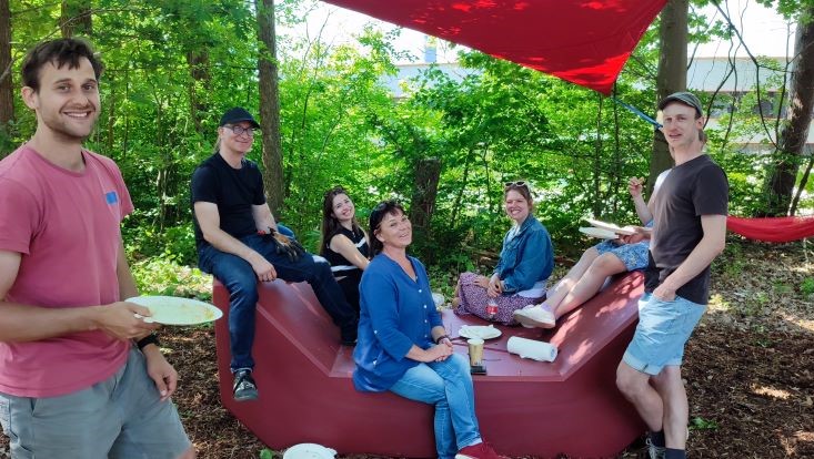 img-20240516-131221-uhh-min-flick-733x414 Bild vom Palettenmöbelbauworkshop für die Science City Bahrenfeld