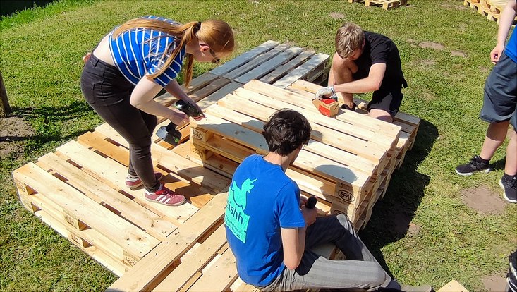 img-20240516-144100-733x414 Bild vom Palettenmöbelbauworkshop für die Science City Bahrenfeld