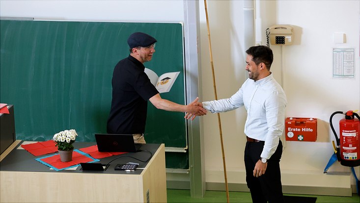 -40a3675-733x414 Foto Urkundenverleihung