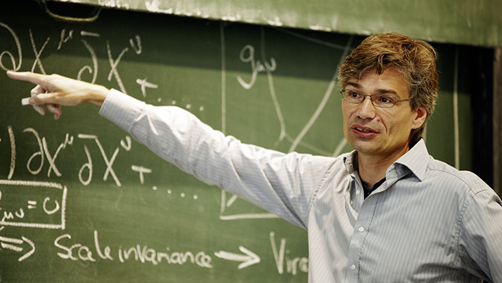 Volker Schomerus in a seminar on a current topic of theoretical particle physics.