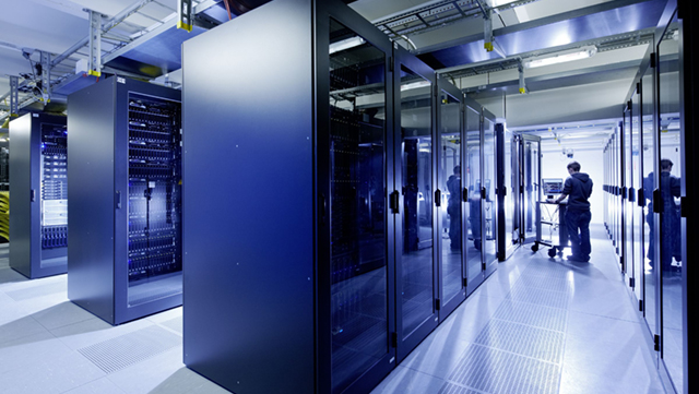 Large and fast computer farm at DESY for LHC experiments