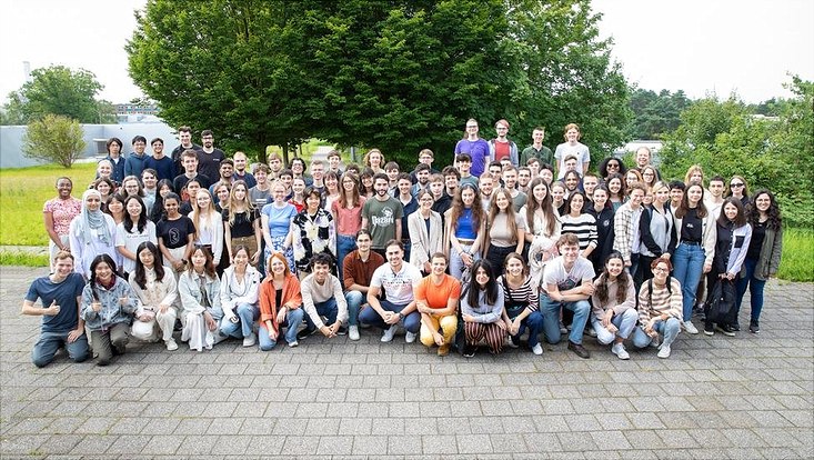 The 2024 summer students at DESY's Hamburg campus. (Photo: DESY / Marta Mayer)