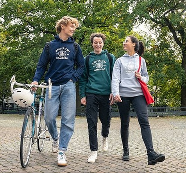 bild-fuer-teaser-internships-640x361-640x595_1 Foto: UHH/Wieding