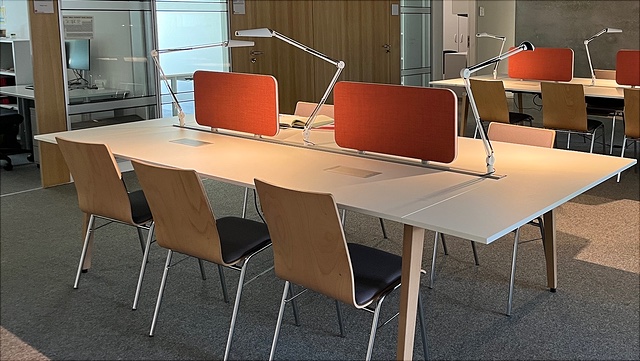 Arbeitsplätze im communal space im harbor