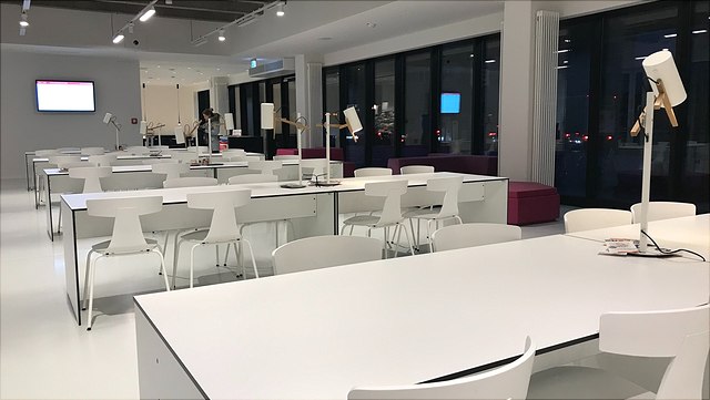 Leere Tische im Studierendenbereich Café Grindel