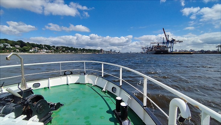 ICSS Students on expedition on river Elbe