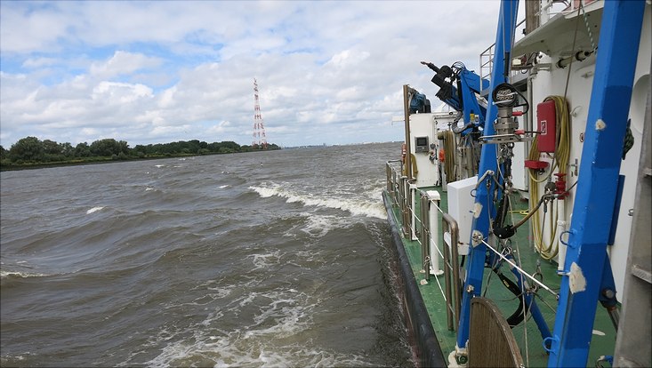 ICSS Students on expedition on river Elbe