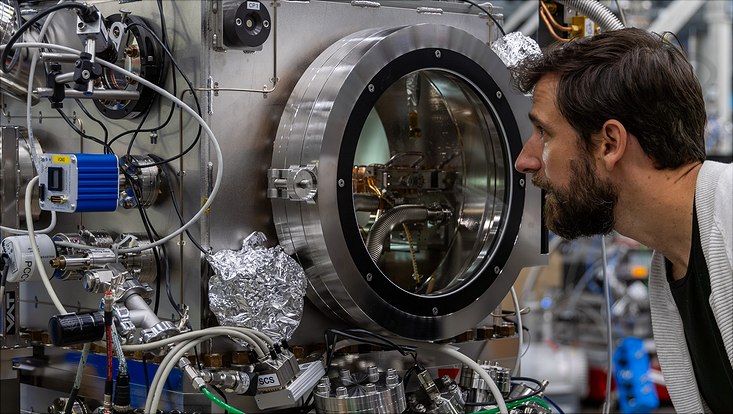 Ein Wissenschaftler betrachtet das Experiment