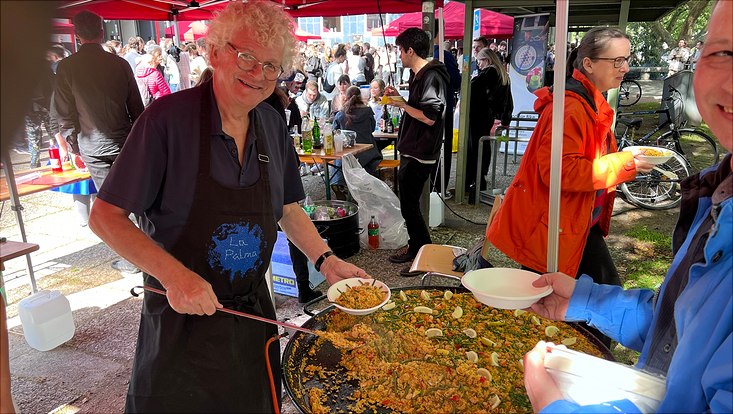 sommerfest-2024-7-weller-paella-733x414 Paellastand von Professor Weller