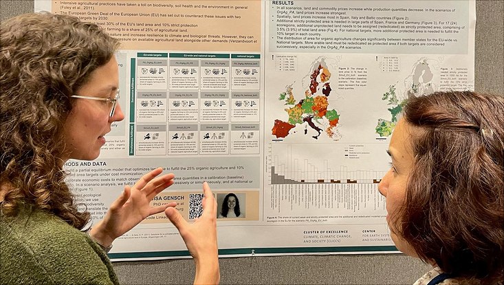 Luisa Gensch explains poster to a visitor