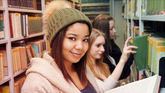 Student:innen in einer Bibliothek