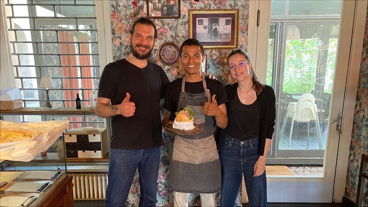 alef-bild5-733x414 happy people holding a sandwich filled with shrimps.