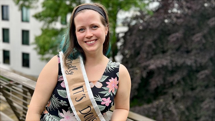 Portrait photo of Nele Martens after defending her doctoral thesis.