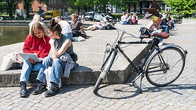 Studierende mit dem Fahrrad auf dem Campus der Universität Hamburg